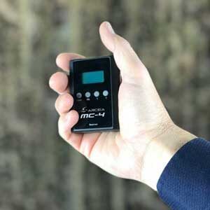 como se ve el tamaño del MICRO INALÁMBRICO MC-4 en una mano